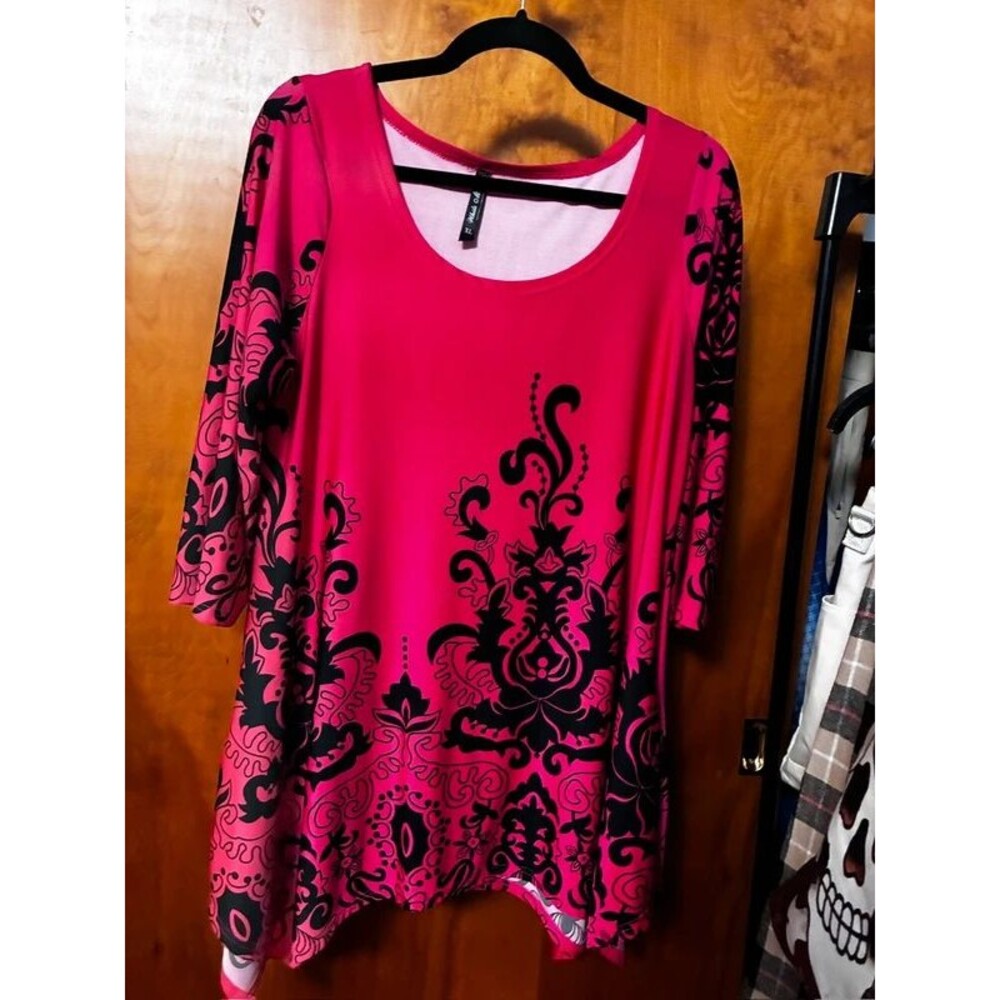 White Mark XL Pink tunic with black floral handkerchief hem with pockets